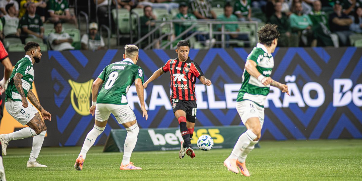 Com Thiago Couto inspirado e a defesa atenta, Vitória visita Palmeiras e empata sem gols no Brasileirão