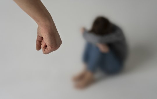 Violência contra crianças e adolescentes cresce no Brasil e expõe falhas na proteção infantil