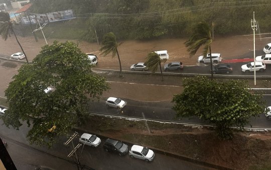 Após fortes chuvas, Salvador registra pontos de alagamento ao redor da cidade