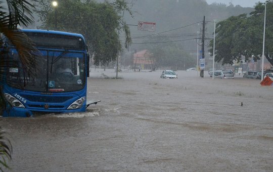 Forte chuva em Salvador gera alagamentos, deslizamentos e queda de árvore
