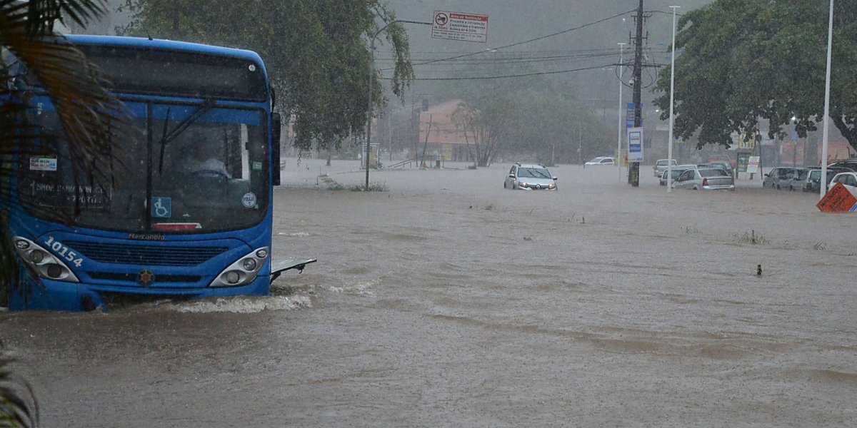 Forte chuva em Salvador gera alagamentos, deslizamentos e queda de árvore