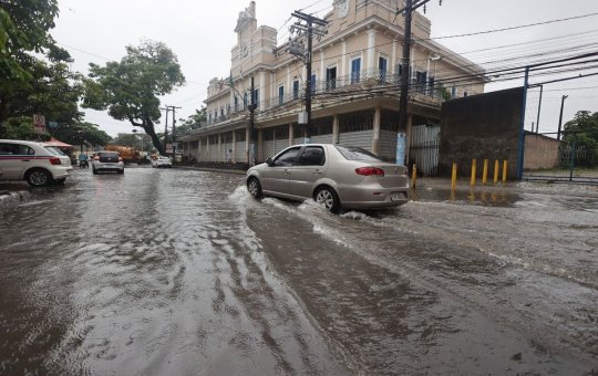 Chuva em Salvador atinge mais da metade do volume esperado para novembro em somente uma hora
