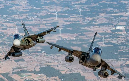 Avião indiano cai durante show aéreo em Dubai e piloto morre