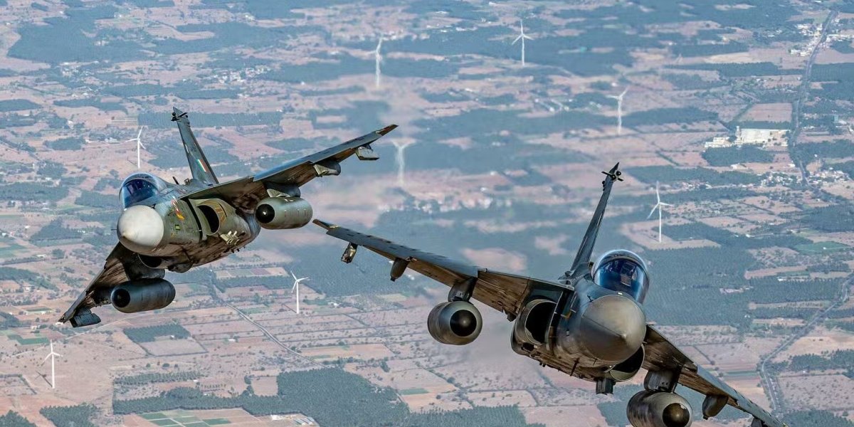 Avião indiano cai durante show aéreo em Dubai e piloto morre