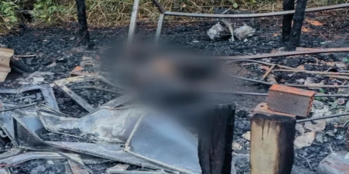 Homem é encontrado morto e carbonizado dentro de casa após incêndio em Lauro de Freitas