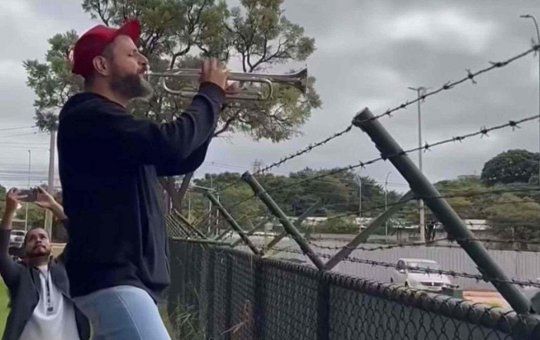 Trompetista toca "tá na hora do Jair ir embora" e provoca Bolsonaro em frente à superintendência da PF
