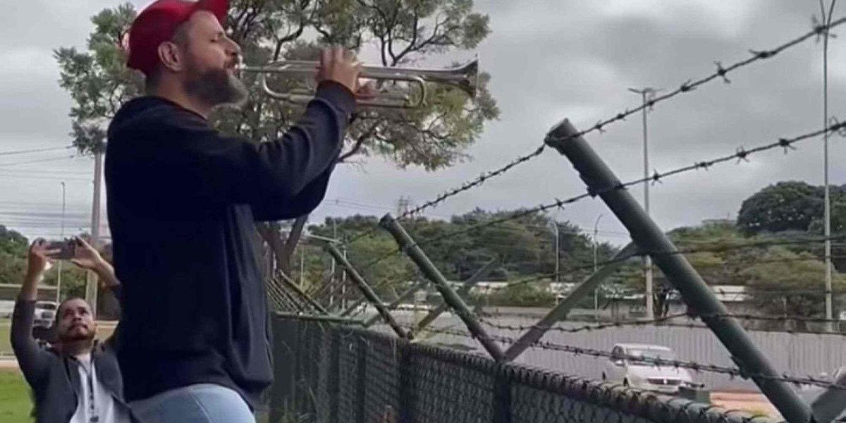 Trompetista toca "tá na hora do Jair ir embora" e provoca Bolsonaro em frente à superintendência da PF 
