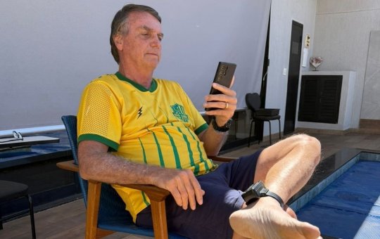 Ex-presidente Jair Bolsonaro utilizando tornozeleira eletrônica