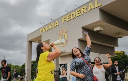 Apoiadores de Lula bebem champanhe e celebram prisão de Bolsonaro em frente a prédio da PF