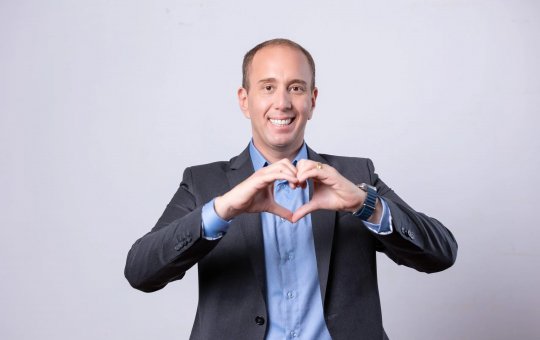 Afastado, prefeito de Sorocaba é visto vendendo amendoim na praia