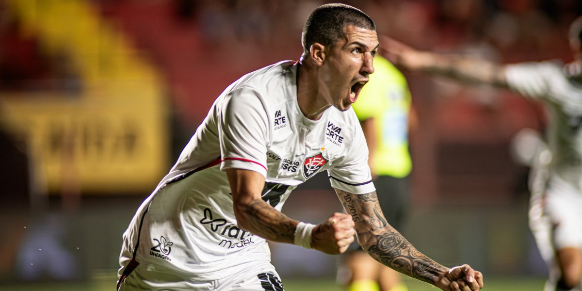 Aitor Cantalapiedra comemorando gol na partida