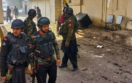 Homens-bomba atacam quartel-general no Paquistão e deixam três militares mortos