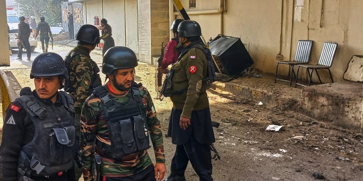 Homens-bomba atacam quartel-general no Paquistão e deixam três militares mortos