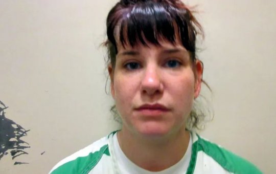 Professora é condenada a dez anos de prisão por oferecer dinheiro, álcool e drogas em troca de sexo com alunos