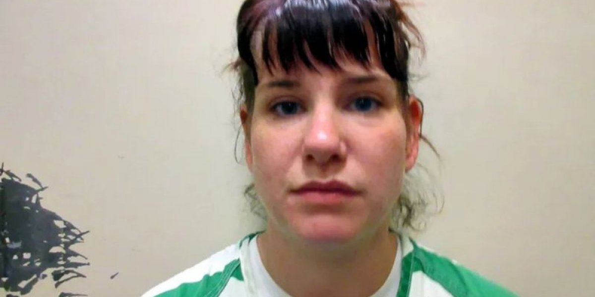 Professora é condenada a dez anos de prisão por oferecer dinheiro, álcool e drogas em troca de sexo com alunos