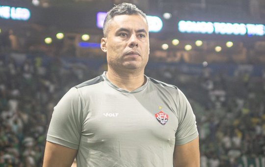 Jair Ventura ressalta competitividade do Vitória e demonstra vontade de ficar para 2026: 'Estou extremamente feliz aqui'