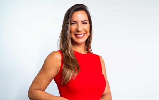 Jéssica Smetak reconhece influência de Raimundo Varela em sua carreira durante homenagem na ALBA