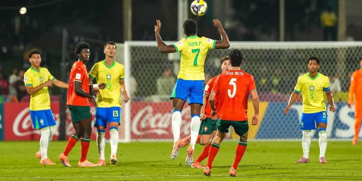 Ruan Pablo disputa bola pelo alto