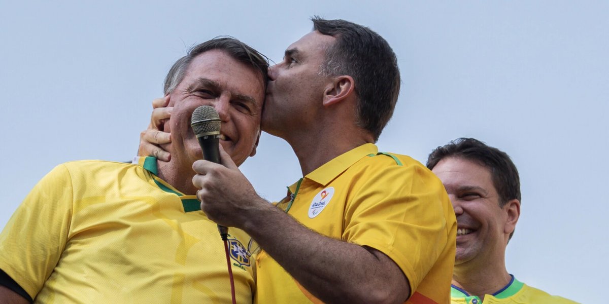 Flávio Bolsonaro beija a cabeça do pai, o ex-presidente Jair Bolsonaro
