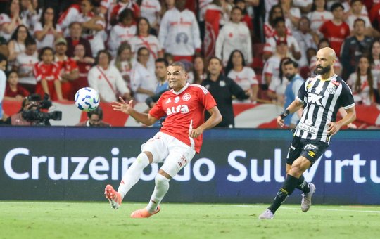 Empate entre Internacional e Santos deixa Vitória fora da zona de rebaixamento