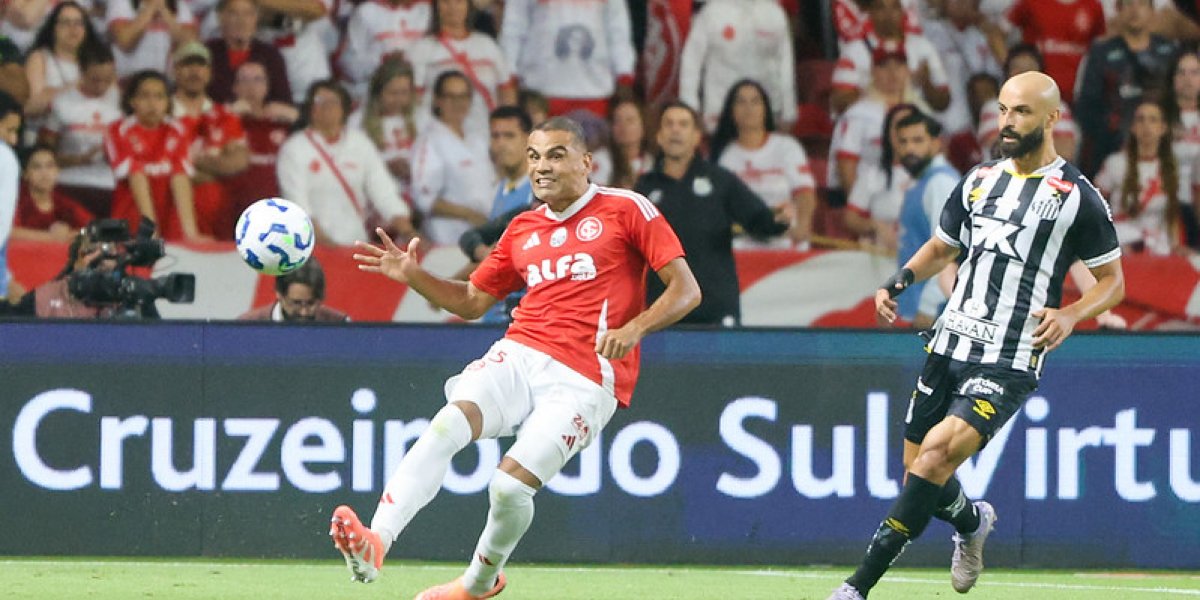 Gabriel Mercado (Internacional) sendo marcado por Thaciano (Santos)