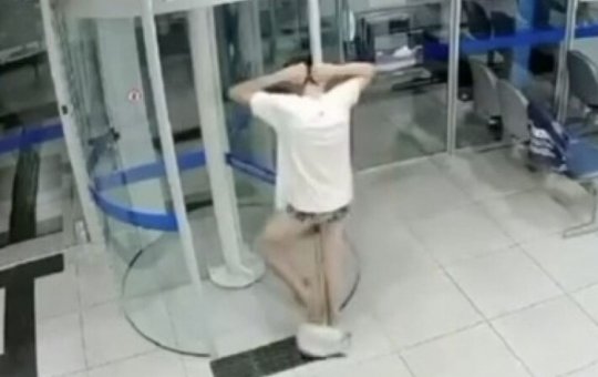 Ladrão atrapalhado invade agência bancária, fica preso em porta giratória e acaba detido