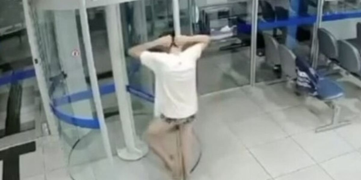 Ladrão atrapalhado invade agência bancária, fica preso em porta giratória e acaba detido