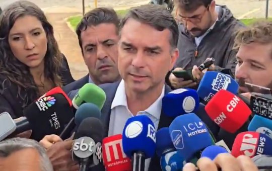 Flávio Bolsonaro afirma que família foi barrada de levar comida ao ex-presidente