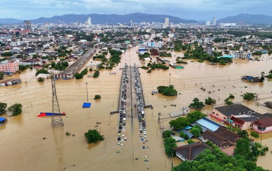 Chuvas na Tailândia inundam cidades e afetam 127 mil famílias