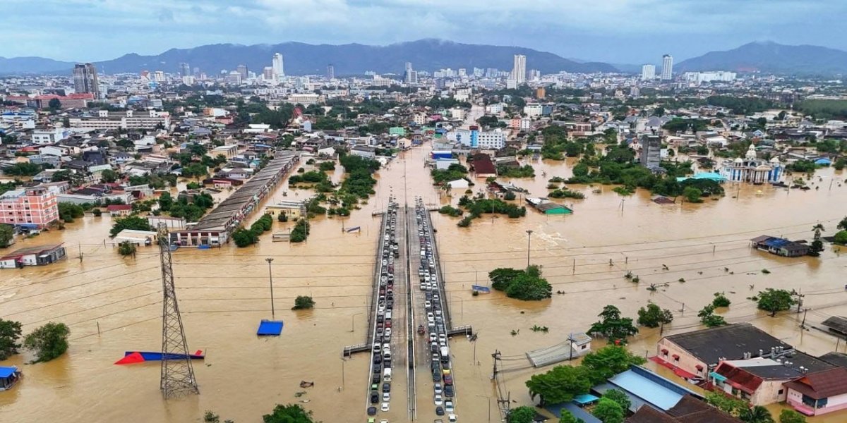 Chuvas na Tailândia inundam cidades e afetam 127 mil famílias