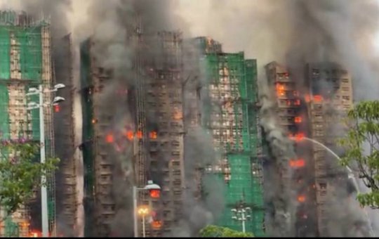 Complexo de arranha-céus pega fogo em Hong Kong; quatro pessoas morrem