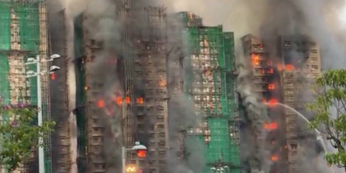 Complexo de arranha-céus pega fogo em Hong Kong; quatro pessoas morrem