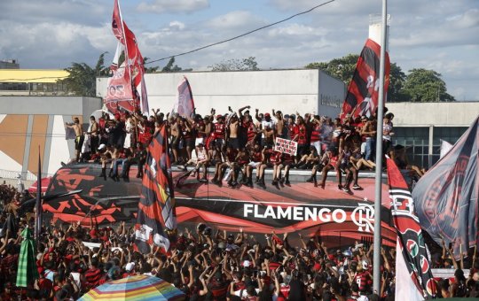 Torcedores invadem ônibus do Flamengo e surpreendem os jogadores