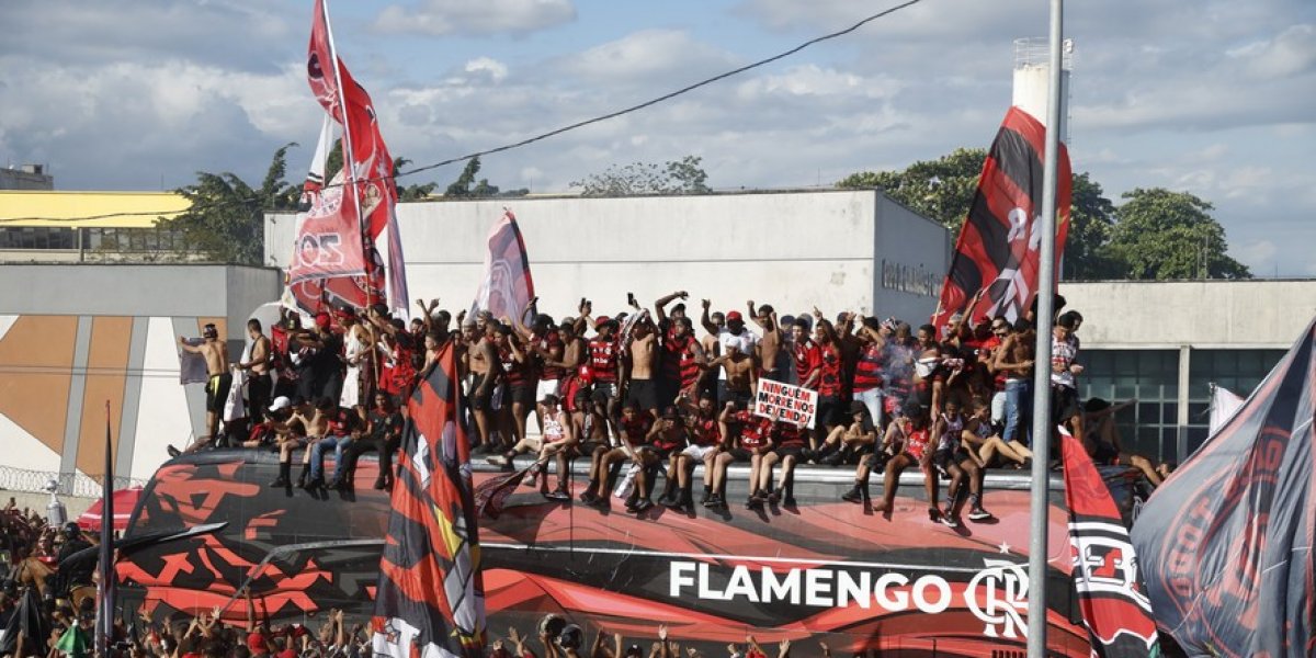 Torcedores do Flamengo fizeram grande festa para se despedirem do elenco antes do embarque para Lima 