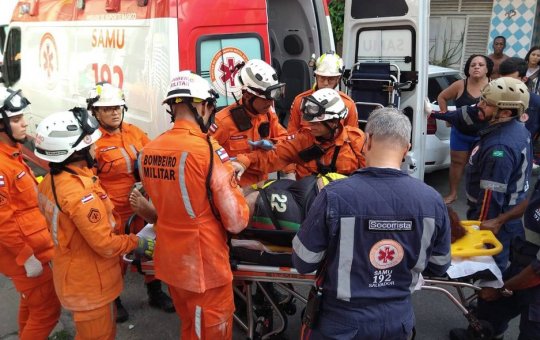 Mulher é resgatada após ser soterrada em desabamento no bairro da Ribeira, em Salvador