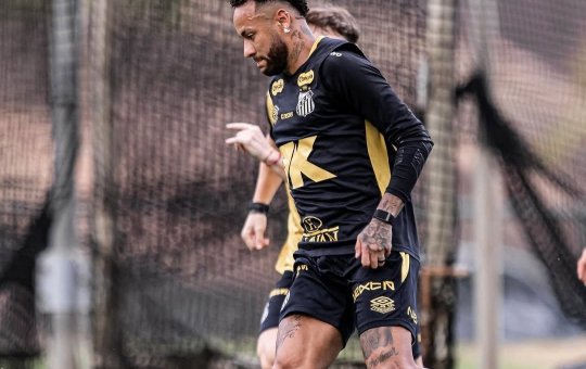 Será? Neymar contraria médicos e tentará jogar no sacrifício em duelo contra o rebaixamento