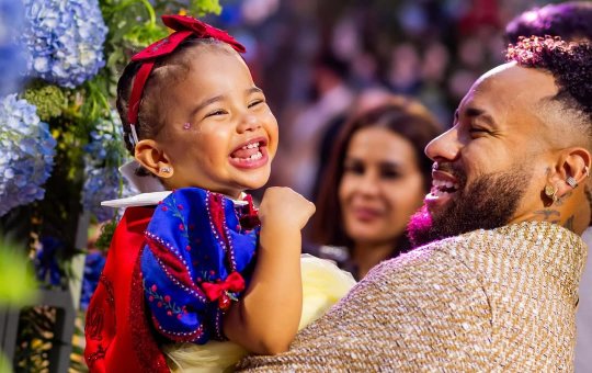 Mavie viraliza novamente e internautas se assustam com semelhança da pequena com Neymar