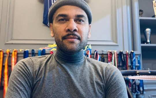 Daniel Alves é flagrado pregando em igreja após ser absolvido na Espanha