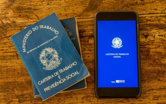 Carteira de Trabalho física e digital