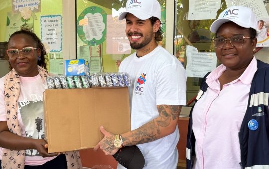 Zé Felipe visita escola em Angola e faz doação de kits escolares