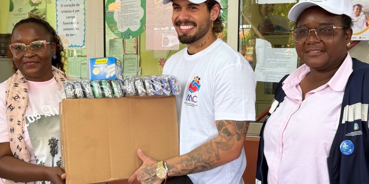 Zé Felipe doou kits escolares para uma escola em Luanda, capital da Angola