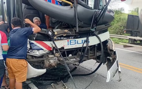 Ônibus com torcedores do Fortaleza se envolve em acidente e deixa feridos na Bahia