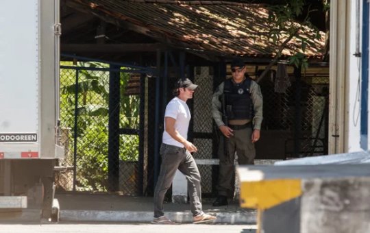 Dono do Banco Master, Daniel Vorcaro é solto e passa a usar tornozeleira eletrônica