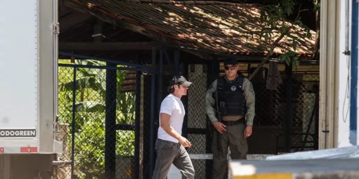 Dono do Banco Master, Daniel Vorcaro é solto e passa a usar tornozeleira eletrônica