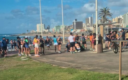 Mulher sofre parada cardíaca enquanto corria na orla de Salvador e não resiste