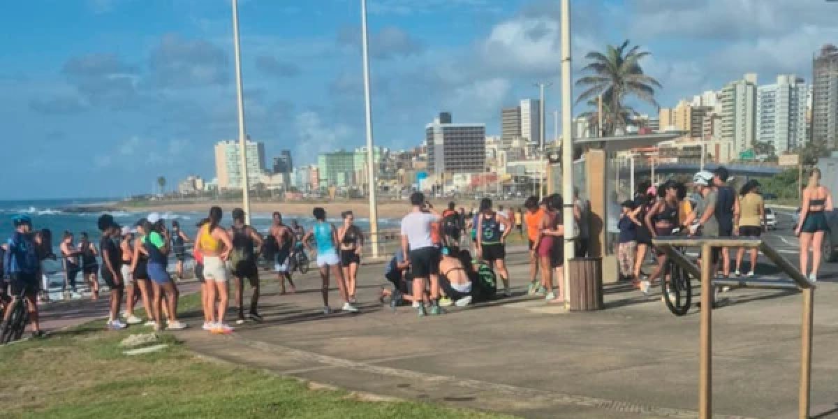 Mulher sofre parada cardíaca enquanto corria na orla de Salvador e não resiste