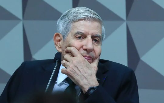 Defesa de Augusto Heleno deve apresentar histórico médico desde 2018, determina Moraes