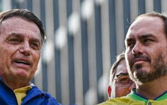 Carlos Bolsonaro diz que família não tem informação de Bolsonaro há mais de dois dias e compara com prisão de Lula