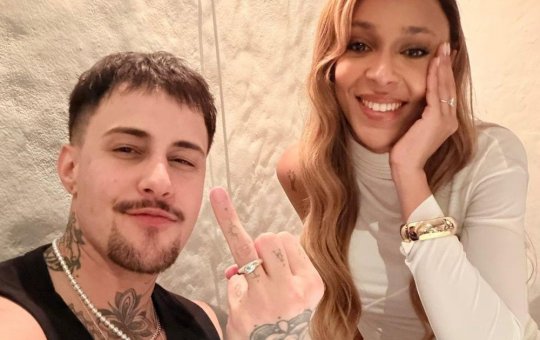 Daniel Zezza e Erika Hilton mostram alianças após pedido de noivado