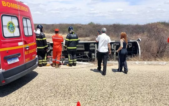 Ônibus da Univasf se envolve em acidente e deixa estudantes feridos em Petrolina